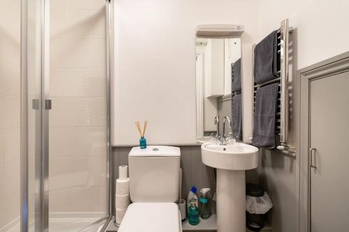 Ένα μπάνιο στο Top Floor Flat on Harbour Street with sea views