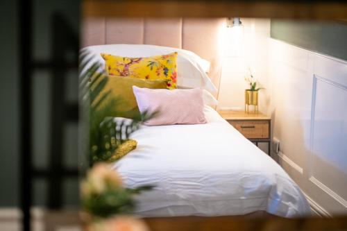 Una cama o camas en una habitación de Mulberry