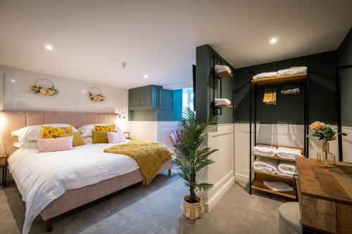 sypialnia z dużym łóżkiem i zielonymi ścianami w obiekcie Mulberry w mieście Windermere