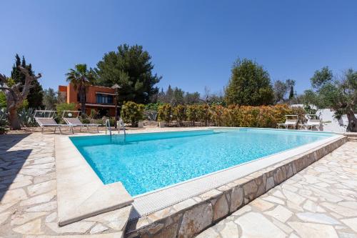 Villa piscina colonnina ricarica auto elettr m565