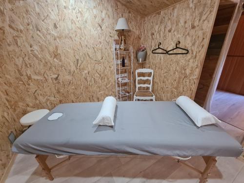 ein Krankenhausbett in einem Zimmer mit Stuhl in der Unterkunft Maison avec rivière, piscine, SPA, SAUNA Infrarouge,terrain boules, ping-pong, volley et Badminton in Sainte-Tulle