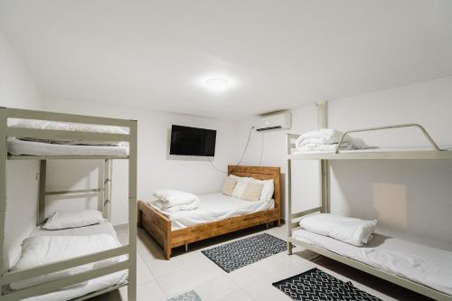 米茨佩·拉蒙的住宿－לופט נור，客房设有三张双层床和电视。