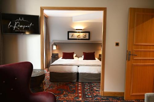 Ένα ή περισσότερα κρεβάτια σε δωμάτιο στο Hôtel Le Rempart