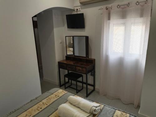 een slaapkamer met een spiegel en een kaptafel bij Casa Kalma in Cazorla