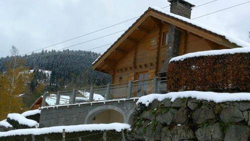 冬のChalet charmant à La Bresse avec terrasse et jardin clôturéの様子
