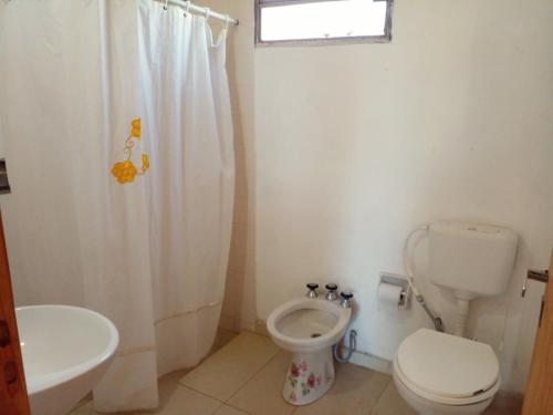 a bathroom with a toilet and a sink at Cabaña La Calandria in San José del Rincón