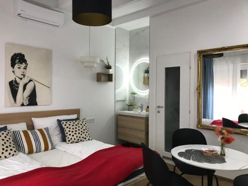 Un pat sau paturi într-o cameră la Greatforest Rosehill 2 Apartman -BMW-