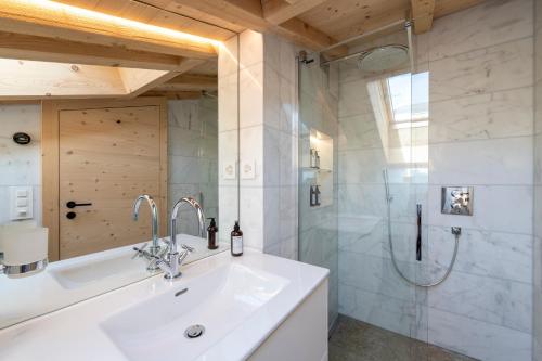 een badkamer met een wastafel en een douche bij Chalet Melilot in Verbier
