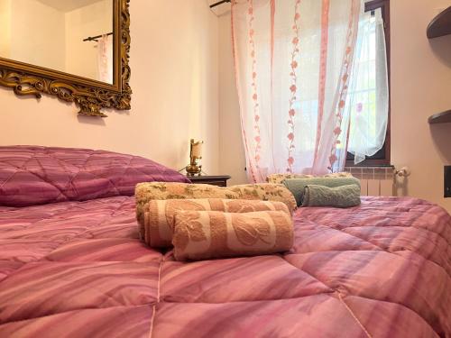 una camera da letto con un letto e uno specchio a parete di Relax apartament - Besolagno GE 