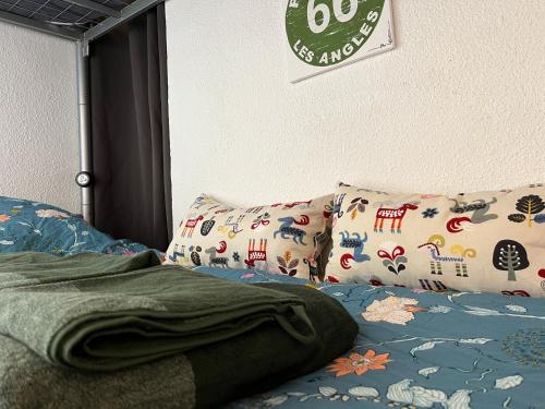 - une chambre dotée d'un lit avec des oreillers et d'un panneau mural dans l'établissement Studio au pied des pistes avec vue • wifi • balcon ..., aux Angles
