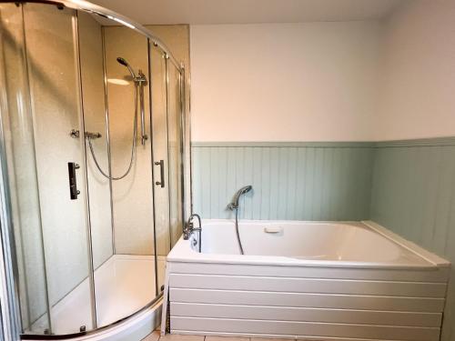 Das Bad ist mit einer Dusche und einer Badewanne ausgestattet. in der Unterkunft Anniesland Glasgow 1bd Flat - Free Parking in Glasgow