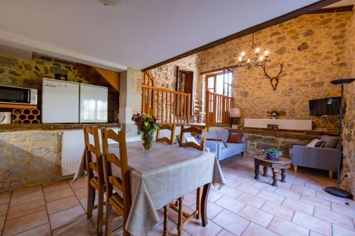 une cuisine et un salon avec une table et des chaises dans l'établissement Gîtes de Pehillo - Piscine & vacances nature à Nérac, à Nérac