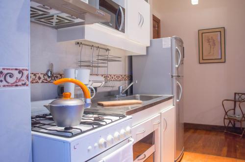 una cocina con fogones y una olla. en My House Buenos Aires en Buenos Aires