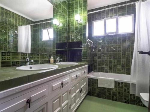 A bathroom at Villa Azahara