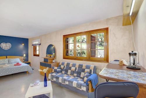salon z kanapą i łóżkiem w obiekcie Apartament Studio Petite Paradise w mieście La Laguna