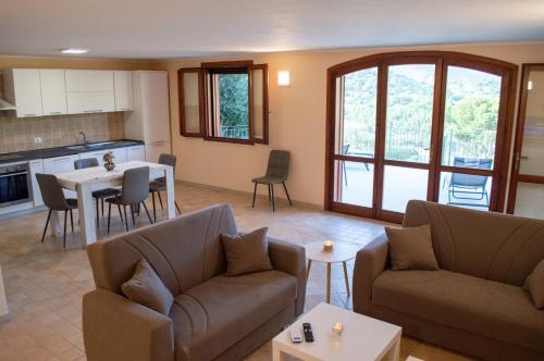Sala de estar con 2 sofás y mesa en Cann'e Sisa Luxury Villa Perla Marina A, en Torre delle Stelle