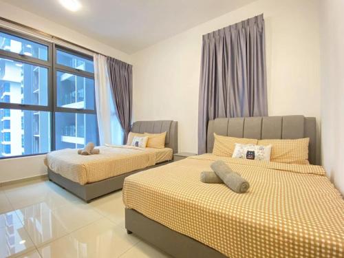 Postel nebo postele na pokoji v ubytování Atlantis Residences Melaka by HeyStay Management