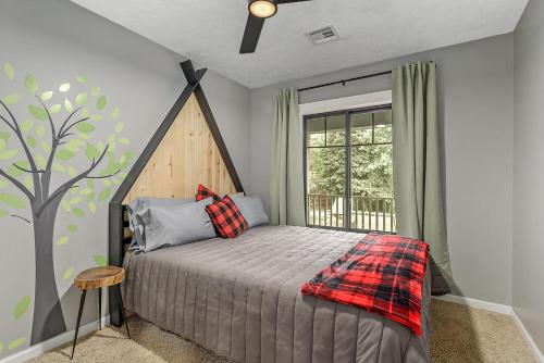 A bed or beds in a room at Serenity Woods Family Retreat