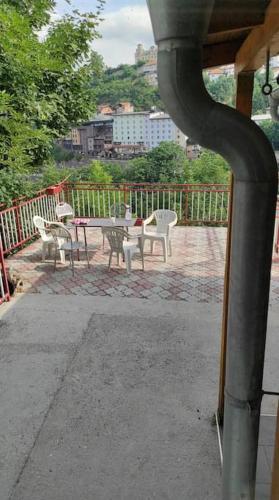 vistas a un patio con mesa y sillas en Apartment in Sarajevo, en Sarajevo