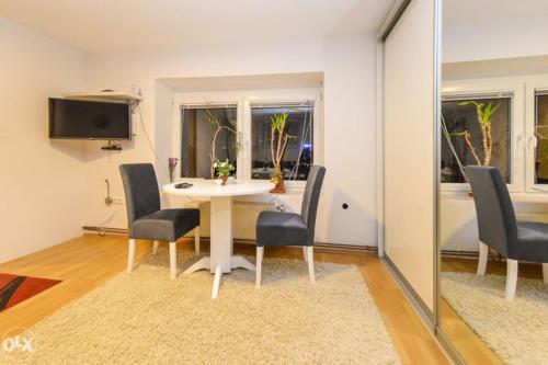 comedor con mesa blanca y sillas en Apartment in Sarajevo, en Sarajevo