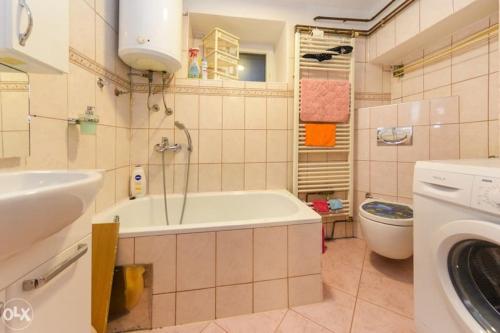 y baño con bañera, lavabo y aseo. en Apartment in Sarajevo, en Sarajevo