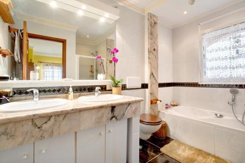 A bathroom at Villa Petite Paradise