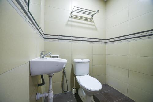 uma casa de banho com um WC e um lavatório em Meta Hotel em Kuala Lumpur