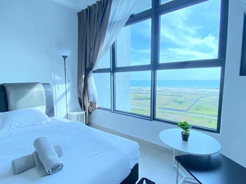 Postel nebo postele na pokoji v ubytování Atlantis Residences Melaka by HeyStay Management