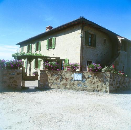 a building with flowers in front of it at Podere Il Pino in Poggibonsi