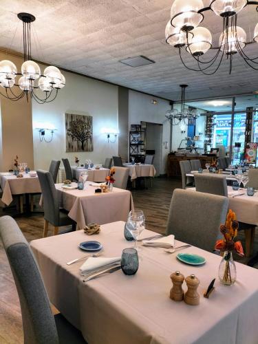 Hotel Restaurant Herardにあるレストランまたは飲食店