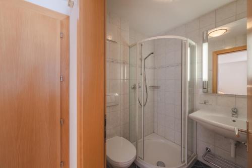 ein Bad mit einer Dusche, einem WC und einem Waschbecken in der Unterkunft Jil-Marie Samnaun Studiowohnung Nummer 3 in Samnaun