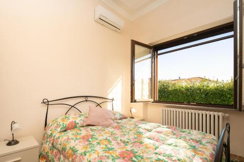 - une chambre avec un lit et une fenêtre dans l'établissement Villino Franco by VacaVilla, à Orentano