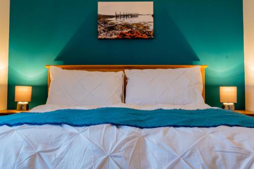 Una cama o camas en una habitación de Atlantic views at Arnisdale House on Lewis