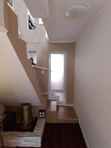 um quarto com uma escada e uma janela em Alojamiento Altos del Pacífico em Iquique