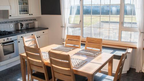 Una cocina o cocineta en Atlantic views at Arnisdale House on Lewis