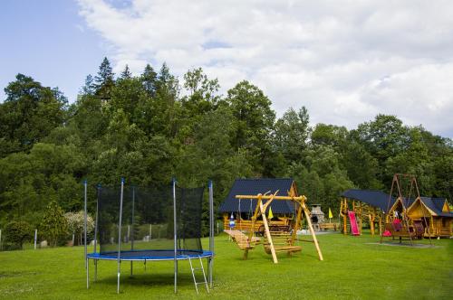un parco giochi con diversi tipi di attrezzature per giochi di Domki i pokoje Toporówka a Zakopane