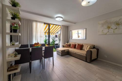 Detached 3-story home, seafront and central