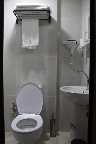 Bilik mandi di KONAK HOTEL 2