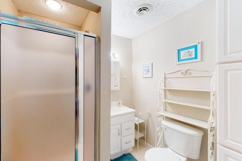 een badkamer met een douche, een toilet en een wastafel bij A Quiet Cove in Moneta