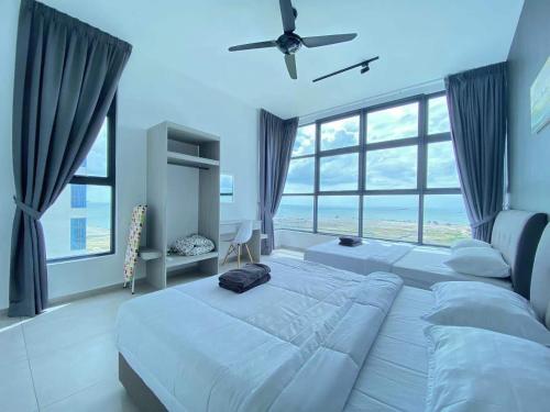 Postel nebo postele na pokoji v ubytování Atlantis Residences Melaka by HeyStay Management