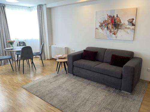 een woonkamer met een bank en een tafel bij Wilhelmsapartment in Friedrichshafen