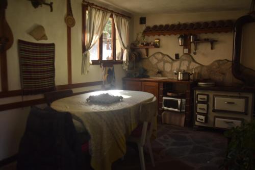 サパレヴァ・バニャにあるGuest House Zdravetsの部屋の中央にテーブル付きのキッチン
