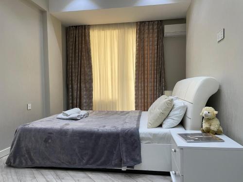 un letto d'ospedale con un orsacchiotto sopra di Luxe Azure Apartment a Baku