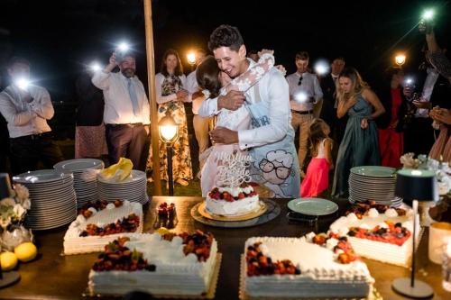 Una sposa e uno sposo tagliano la loro torta nuziale di Residence Dalco Suites & Apartments a Limone sul Garda
