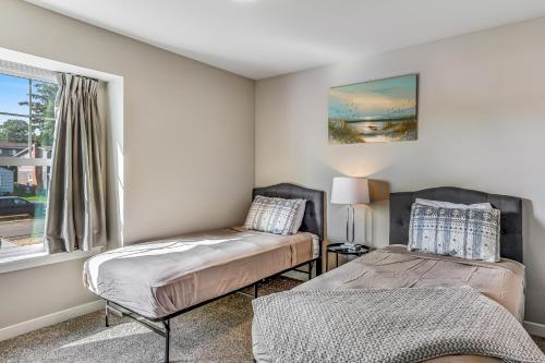 1 dormitorio con 2 camas y ventana en East Bremerton Beauty, en Bremerton