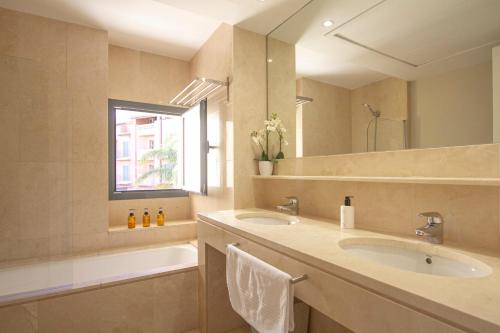 Koupelna v ubytování Sotogrande Alboaire- Waterfront luxury 4 bedroom Apt in the Marina of Sotogrande