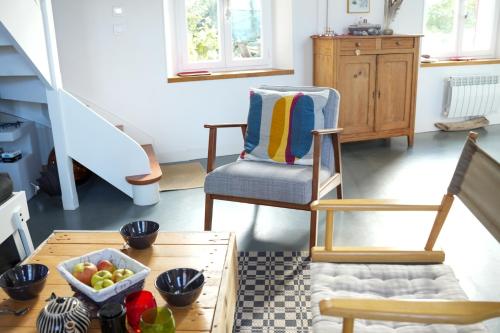 un salon avec une table et une chaise dans l'établissement La Aussière, Maison avec jardin à 500m de la plage pour 4 à 6 pers, à Cayeux-sur-Mer