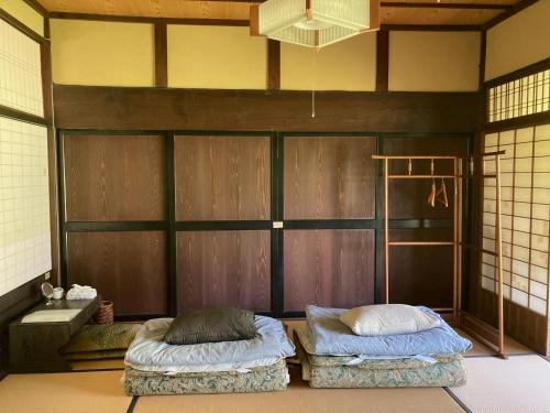 Llit o llits en una habitació de 一汁一菜の宿　ちゃぶダイニング Ichiju Issai no Yado Chabu Dining Unforgettable Farmstay experience in Deep Kyoto