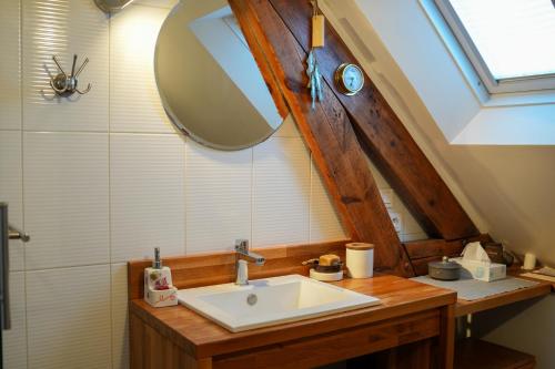 La salle de bains est pourvue d'un lavabo et d'un miroir. dans l'établissement La Aussière, Maison avec jardin à 500m de la plage pour 4 à 6 pers, à Cayeux-sur-Mer