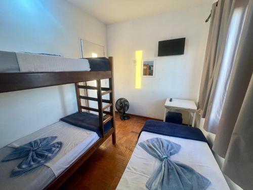 1 dormitorio con 2 literas con arcos azules en Pousada Casa de Bragança, en Bragança Paulista